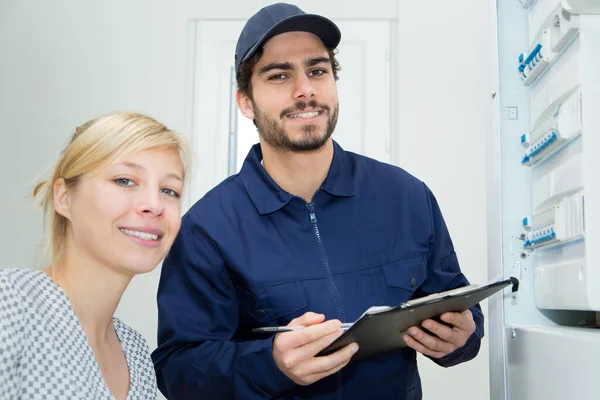 Elektriker Och Klient Stod Vid Säkringslåda — Stockfoto