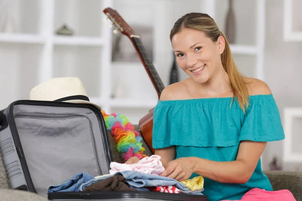 Retrato Uma Mulher Que Embala Sua Bolsa — Fotografia de Stock