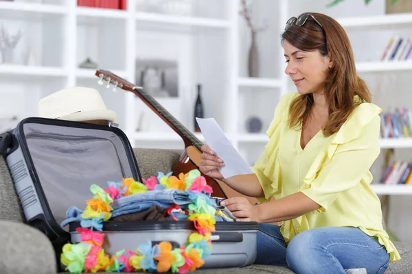 Mujer Empacando Cosas Para Viajar Una Maleta —  Fotos de Stock