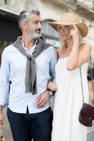 Retrato Belo Casal Andando Cidade — Fotografia de Stock