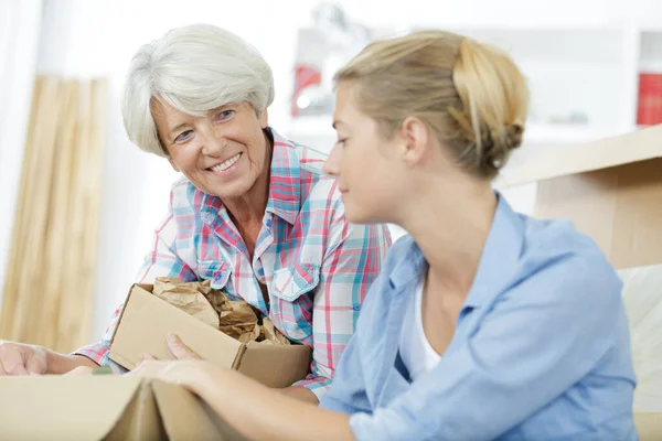 Senior Och Ung Kvinna Packa Upp — Stockfoto