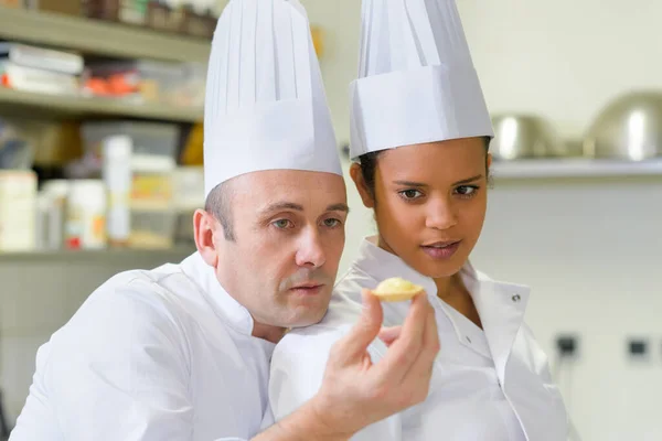Два Пекарі Дивляться Випічку — стокове фото
