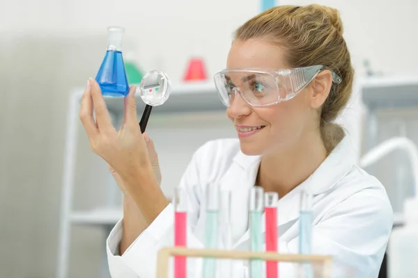Laboratoriumassistent Met Vergrootglas Reageerbuis Chemische Vloeistof — Stockfoto