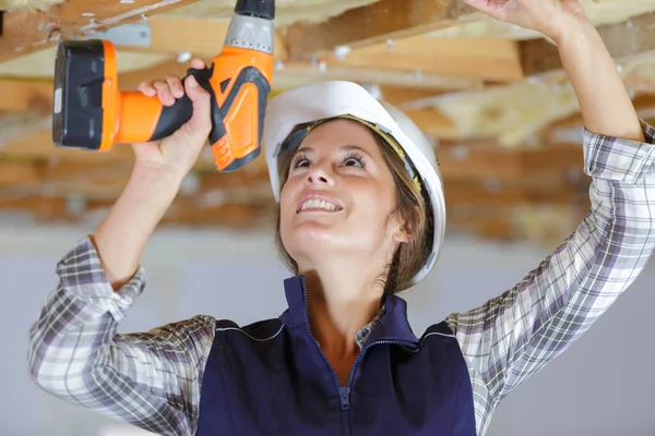 Trabalhador Construção Feminina Usando Broca Sem Fio — Fotografia de Stock