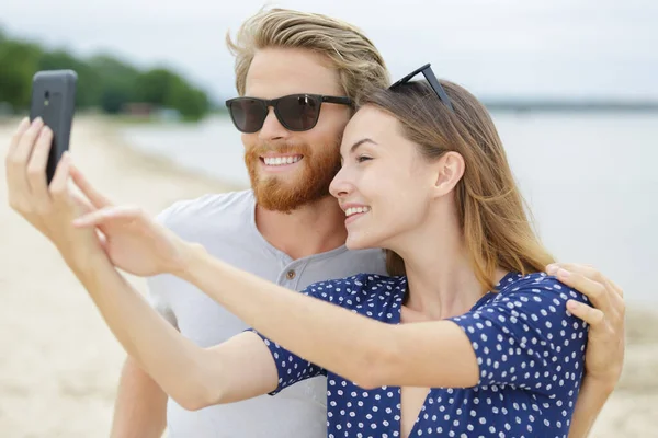 Casal Tomando Uma Selfie Praia — Fotografia de Stock