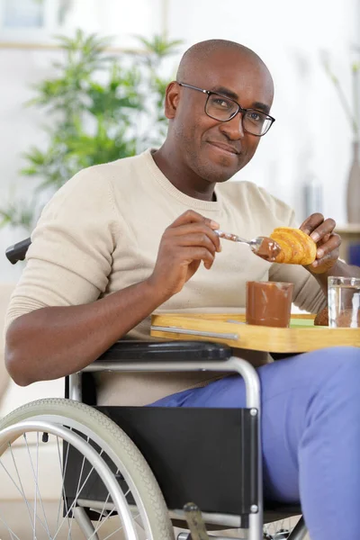 Rahatlamış Tekerlekli Sandalyede Kahve Içen Yakışıklı Adam — Stok fotoğraf