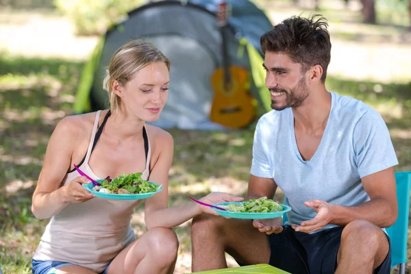 Casal Feliz Comendo Salada Saudável — Fotografia de Stock