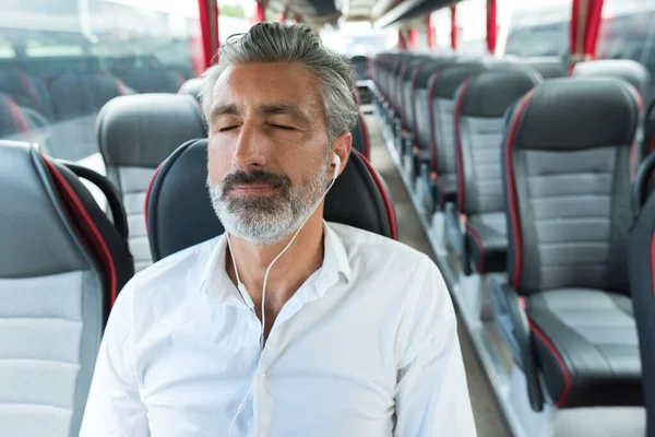 Hombre Feliz Durmiendo Autobús Viaje — Foto de Stock