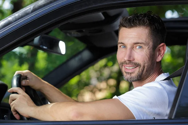 Schöner Mann Sitzt Auto — Stockfoto