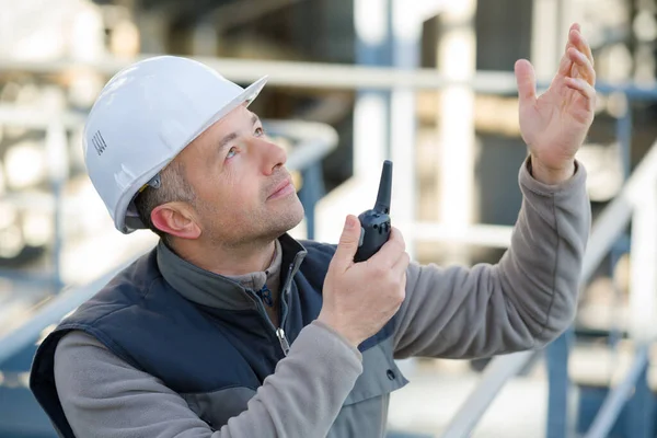 Чоловік Працівник Використовує Walkie Talkie Відкритому Повітрі — стокове фото