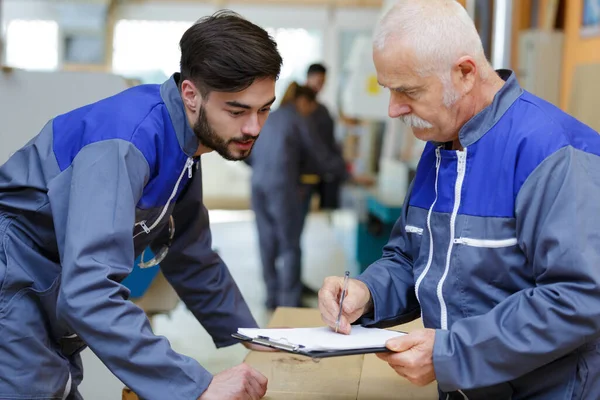 Senior Pracovník Modrém Pracovním Oděvu Kolegou — Stock fotografie