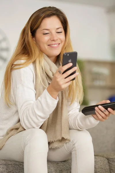 Mulher Feliz Mensagens Texto Enquanto Ela Está Sentada Sofá — Fotografia de Stock