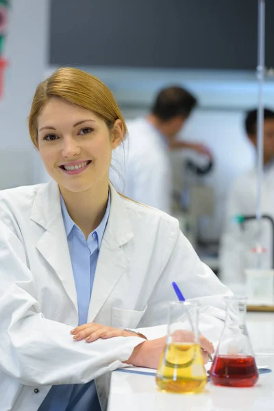 Felice Giovane Operaia Laboratorio Femminile — Foto Stock