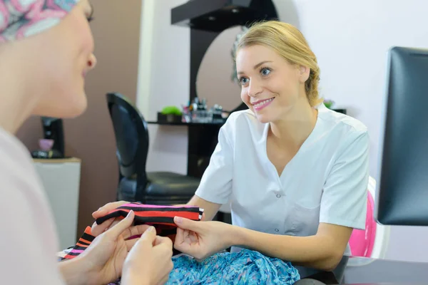 Esteticista Escolher Lenço Cabeça Para Cliente — Fotografia de Stock