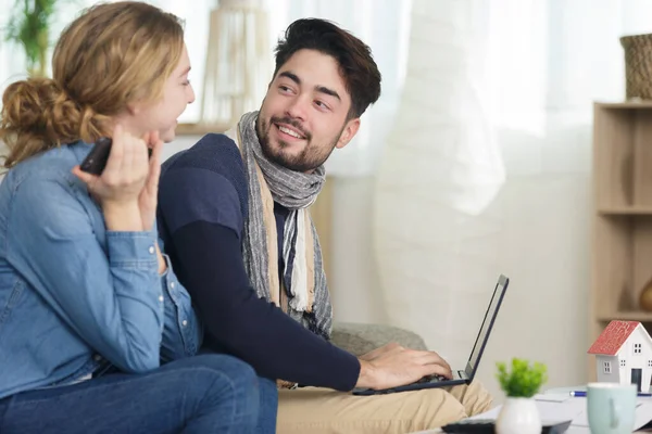 Par Som Använder Den Bärbara Datorn Ler Och Pratar — Stockfoto