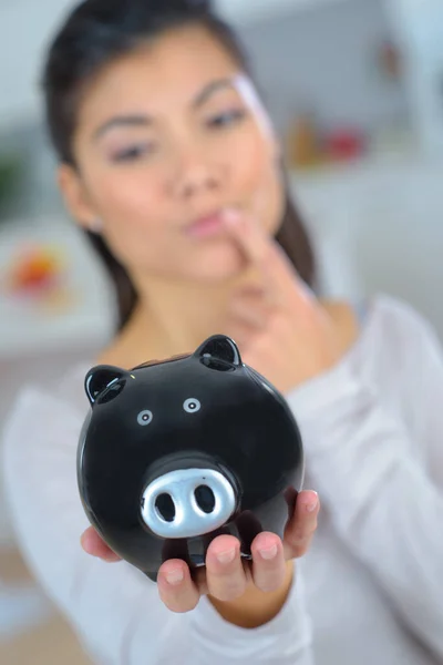Kvinna Inte Säker Sina Besparingar — Stockfoto