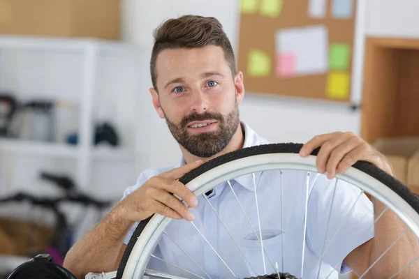 Man Zijn Fietsenwinkel — Stockfoto