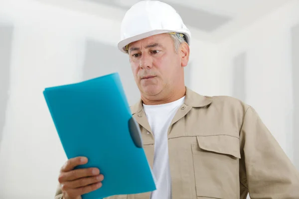 Werknemers Die Het Klembord Ter Plaatse Lezen — Stockfoto