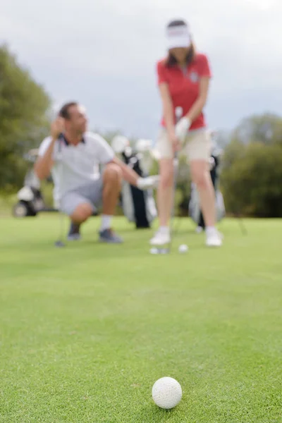 Imagem Turva Casal Golfe Bola Primeiro Plano — Fotografia de Stock