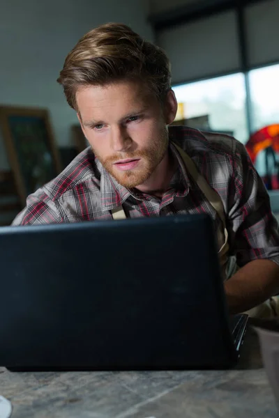 Arbeiter Benutzt Laptop Werkstatt — Stockfoto