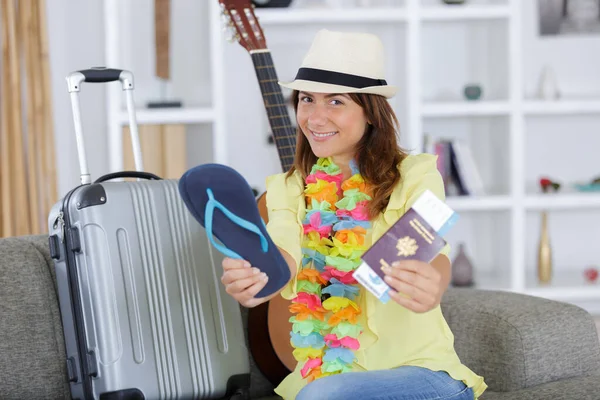 出示护照和机票的年轻女子旅行者 — 图库照片