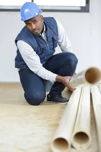 Άνδρας Εργαζόμενος Που Ασχολείται Σωλήνες Στο Πάτωμα — Φωτογραφία Αρχείου