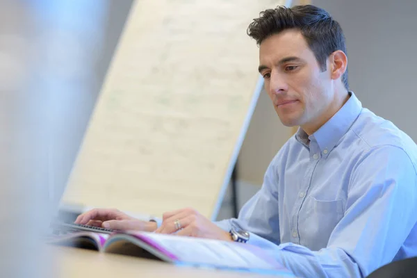 Jungunternehmer Sitzt Mit Buch Büro Auf Stuhl — Stockfoto