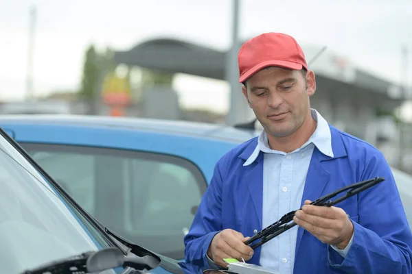 Mann Greift Nach Scheibenwischer — Stockfoto