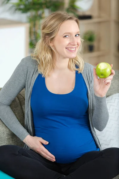 Feliz Embarazada Comiendo Manzana Sonriendo Cámara — Foto de Stock