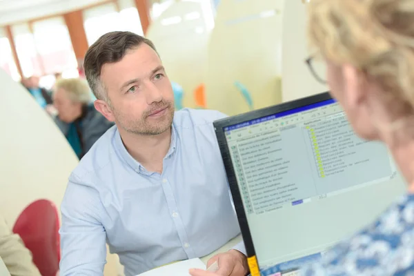 Krankenversicherungskosten Und Mann — Stockfoto