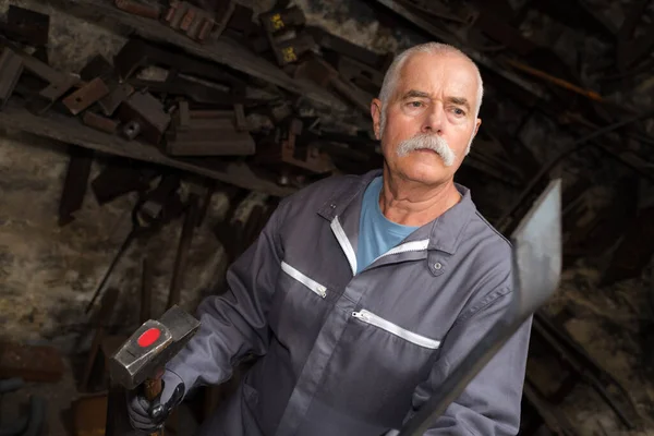 Stahlschmied Inspiziert Seine Arbeit — Stockfoto