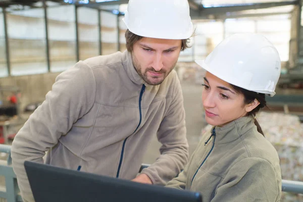 Workers Recycle Center Looking Laptop — Stock Photo, Image