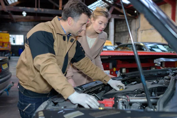 Auto Mechanik Kobieta Klient Garażu — Zdjęcie stockowe