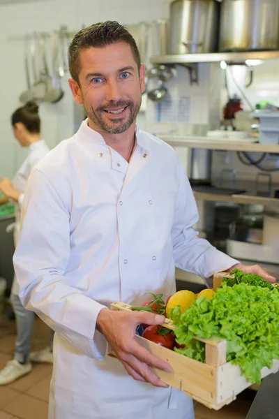 Portret Van Chef Zijn Keuken — Stockfoto