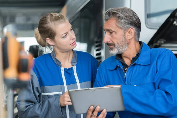 Equipo Mecánicos Que Trabajan Garaje — Foto de Stock