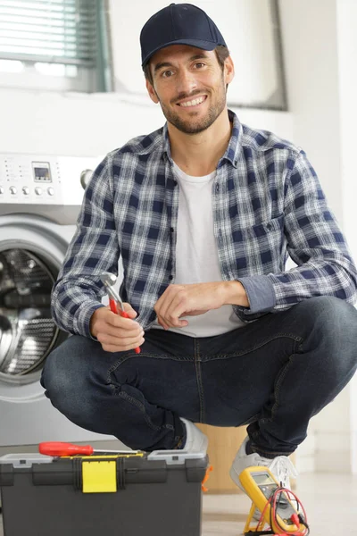 Selbstbewusster Klempner Der Nähe Der Waschmaschine — Stockfoto