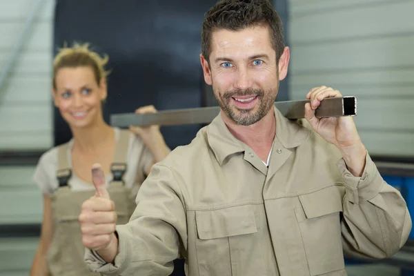 Hombre Trabajador Mostrando Pulgar Hacia Arriba — Foto de Stock