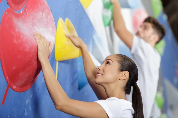 Attractive Man Woman Indoor Climbing Wall — Stock Photo, Image