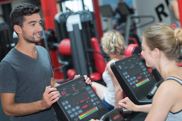 Ginástica Mulher Exercitando Com Seu Personal Trainer — Fotografia de Stock