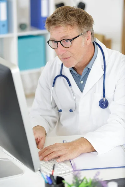 Arzt Arbeitet Mit Laptop Computer — Stockfoto