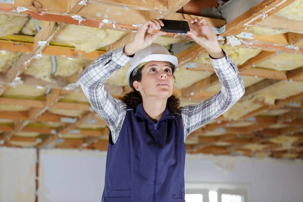 Femme Constructeur Prenant Des Photos Rénovations Plafond — Photo