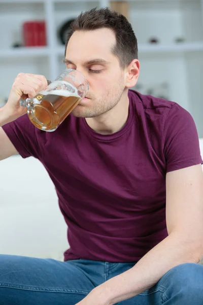 Adam Evdeki Kanepede Bira Içiyor — Stok fotoğraf