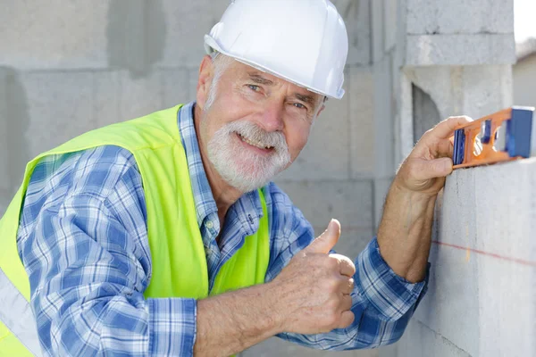 Ingeniero Senior Hombre Mostrando Pulgares Hacia Arriba — Foto de Stock