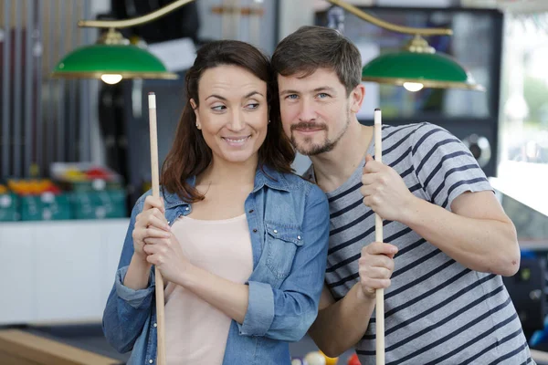 Joven Atractiva Pareja Fecha Snooker Club —  Fotos de Stock