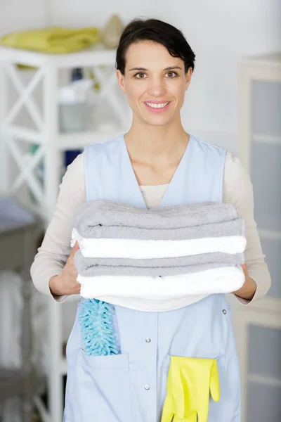 Housekeeper Holds Fresh Clean Towels — Stock Photo, Image