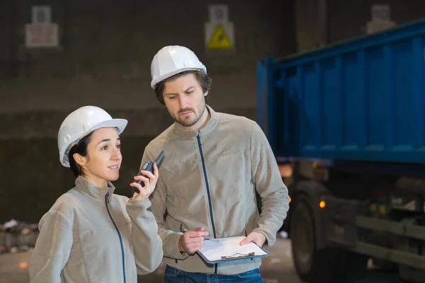 Vrouw Met Een Walkie Talkie Een Fabriek — Stockfoto