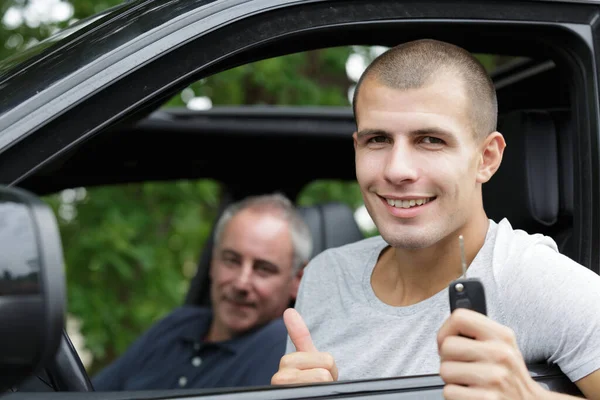 Legal Sorrindo Feliz Homem Mostrando Chave — Fotografia de Stock
