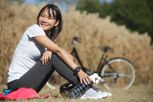 Outdoor Portret Van Jonge Vrouw Het Doen Van Een Fietspad — Stockfoto