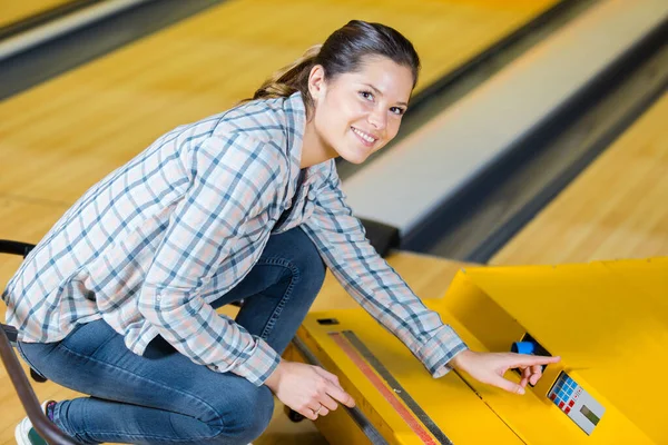Vrouw Met Bowling Bal Machine — Stockfoto