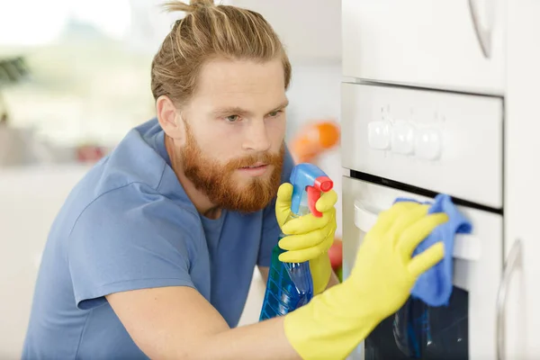 Człowiek Sprzątanie Wewnątrz Piekarnik Domu Kuchnia — Zdjęcie stockowe